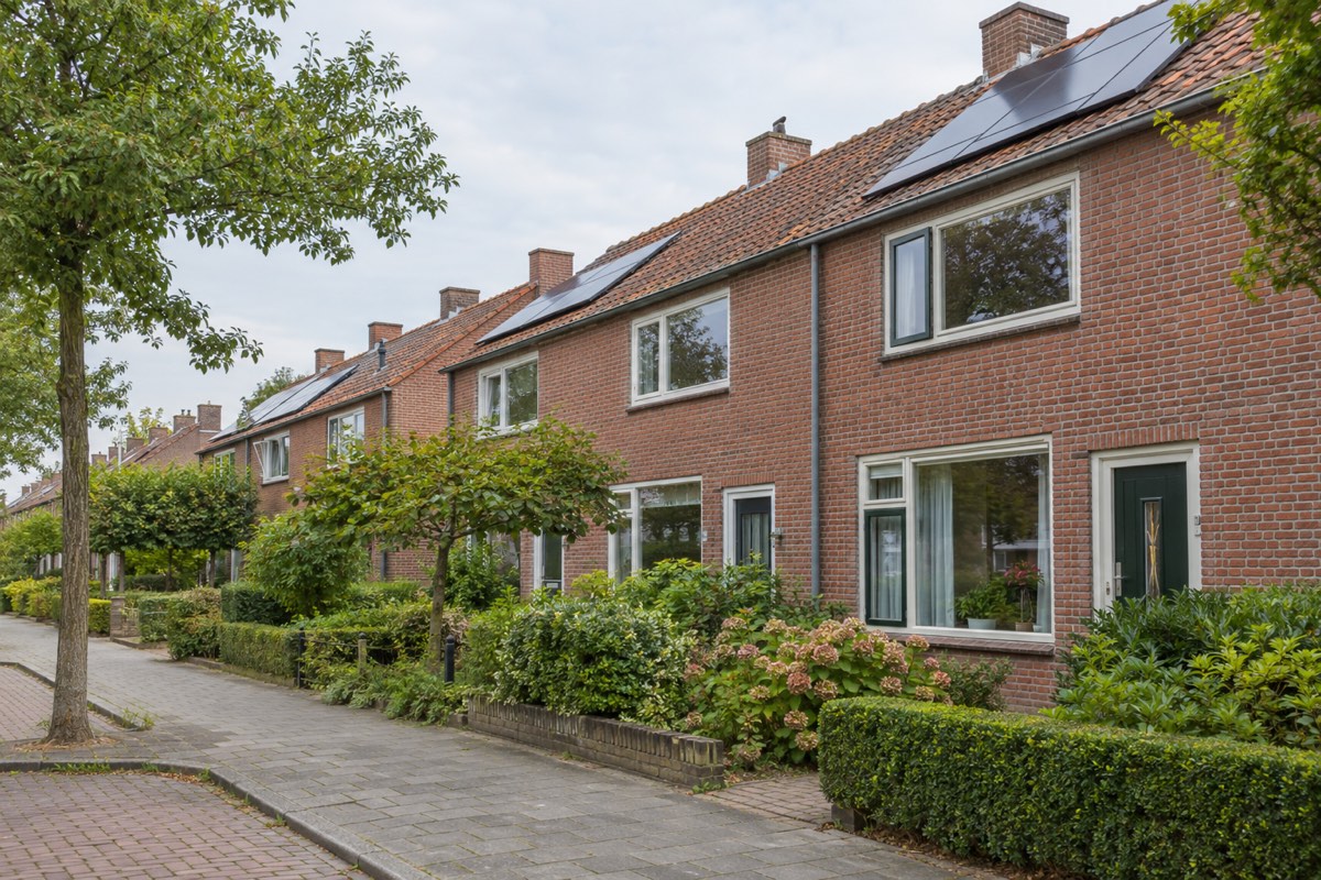 Sfeerbeeld van Nederlandse rijwoningen met zonnepanelen